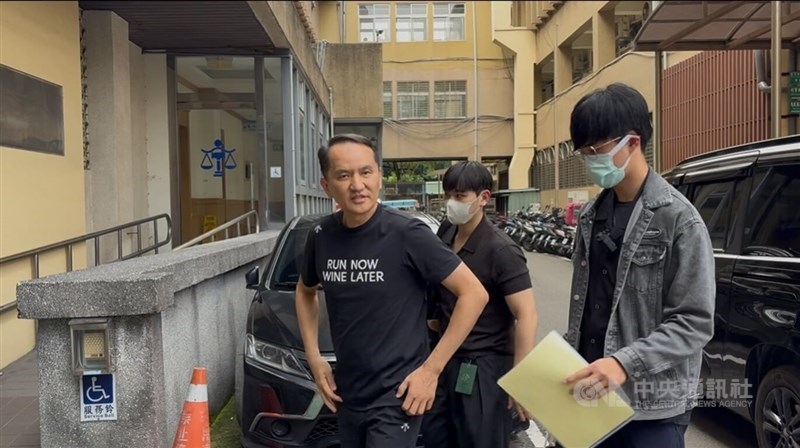 Airlee Group Co., Ltd. Chairman Chang Ju-shan (left) is taken to the New Taipei District Prosecutors Office for questioning Wednesday afternoon. CNA photo May 6, 2026