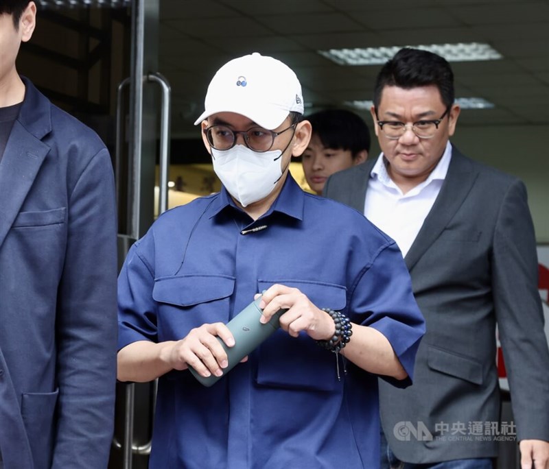 Mickey Huang (center). CNA file photo