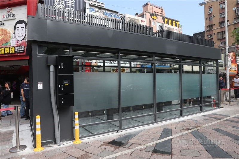 One of the first five negative-pressure smoking rooms introduced in Taipei is seen in the Ximending shopping area on Thursday. CNA photo May 7, 2026