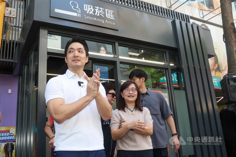 Taipei Mayor Chiang Wan-an (front left) inspects a new negative-pressure smoking room in Taipei on Thursday. CNA photo May 7, 2026
