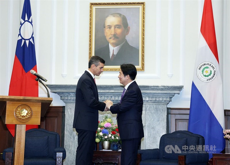 President Lai Ching-te (right) meets visiting Paraguayan President Santiago Peña at the Presidential Office on Friday. CNA photo May 8, 2026