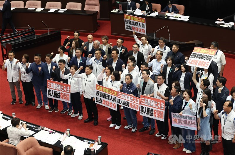 Opposition Kuomintang (KMT) lawmakers call for mandating nurse-to-patient ratios in law at the Legislature on Friday. CNA photo May 8, 2026