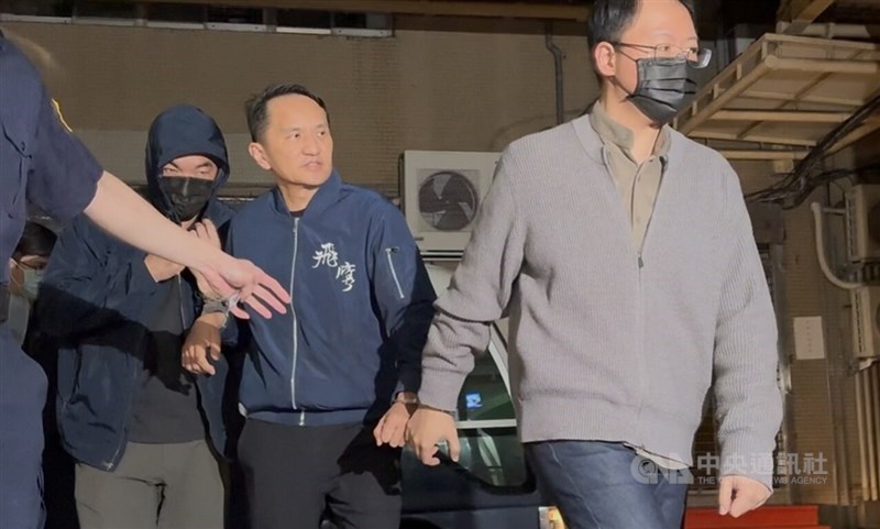 Airlee Chairman Chang Ju-shan (center), a special assistant surnamed Chang (right), and a supplier surnamed Hsieh (left) are taken to the New Taipei District Court Thursday night. CNA photo May 8, 2026