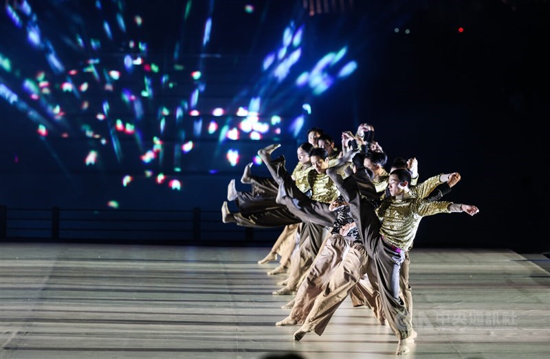 Taiwan's Cloud Gate Dance Theatre performs at an inauguration ceremony for the Danjiang Bridge in New Taipei on Saturday night. CNA photo May 9, 2026