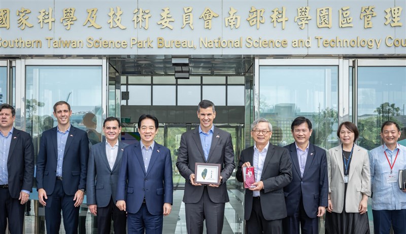 President Lai Ching-te (fourth left) and Paraguayan President Santiago Peña (fifth left) pose for a photo at the Southern Taiwan Science Park in Tainan on Saturday. Photo courtesy of the Presidential Office