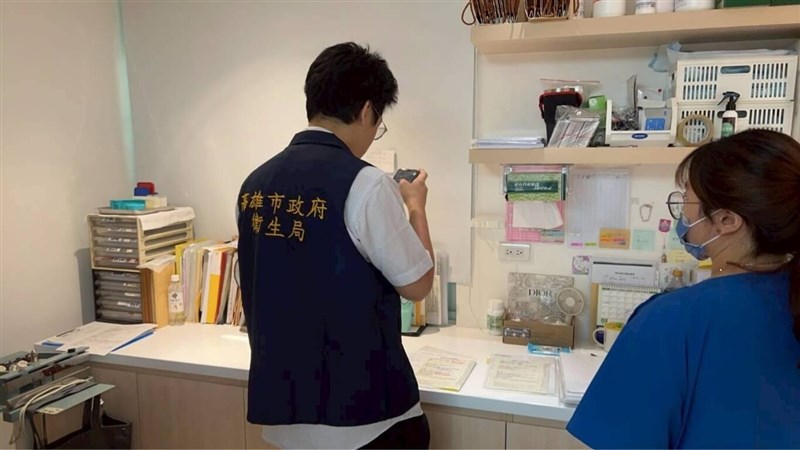 A Kaohsiung Department of Health inspector takes photo evidence at one of Airlee Group Co.'s branch in the city on Friday. Photo courtesy of Kaohsiung Department of Health