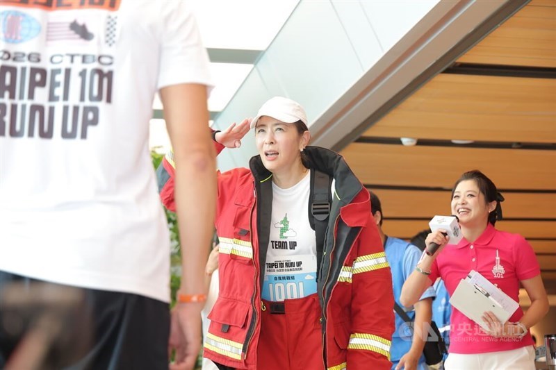 Taipei 101 Chairperson Janet Chia (center) salutes after she finished the 2026 CTBC Taipei 101 Run Up on Saturday. CNA photo May 9, 2026