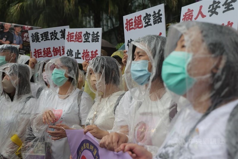 Several nurses' associations protest outside of Taiwan's Ministry of Health and Welfare on Tuesday to call for the three-shift nurse-to-patient ratios to be legislated then. CNA photo May 5, 2026