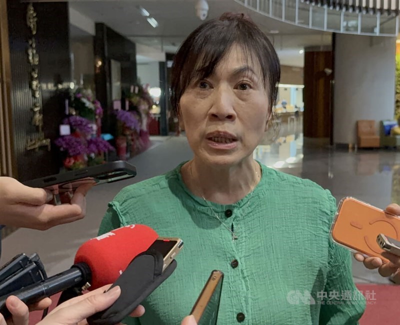 Chen Li-chin, president of the Taiwan Union of Nurses Association, speaks to reporters last week about the group’s demand that mandated nurse-to-patient ratios take effect in December 2027. CNA file photo