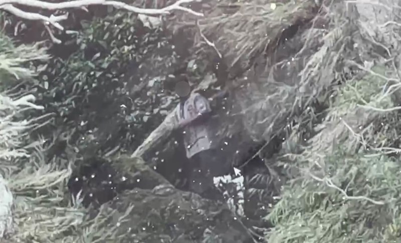 An Australian man is seen in a remote cave in Taitung County on Tuesday after going missing on May 8 following an argument with his wife. Photo courtesy of Taitung County Fire Bureau