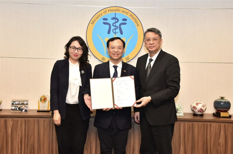 Health and Welfare Minister Shih Chung-liang (center) holds a partnership agreement with the United Kingdom's National Institute for Health and Care Excellence, signed by National Health Insurance Administration Director-General Chen Lian-Yu (left). Photo courtesy of the National Health Insurance Administration May 13, 2026