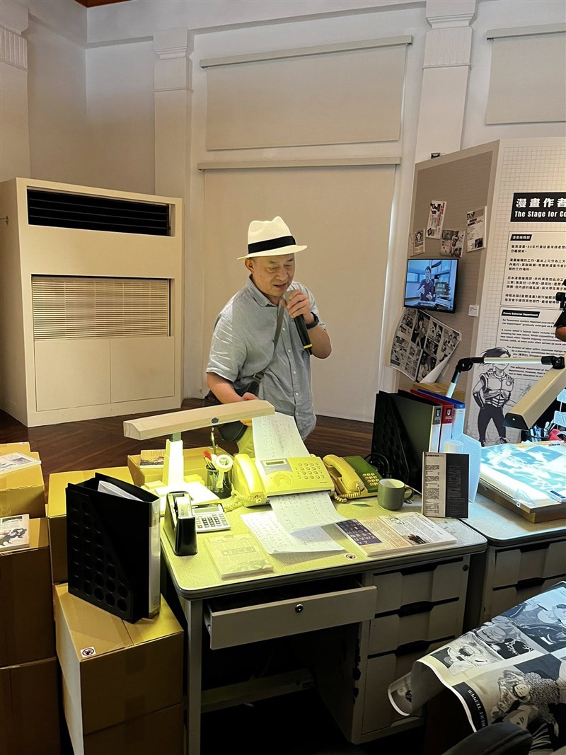 Exhibition curator Aho Huang gives a tour of the exhibition. Photo taken from the Facebook page of the preparatory office of the National Taiwan Museum of Comics