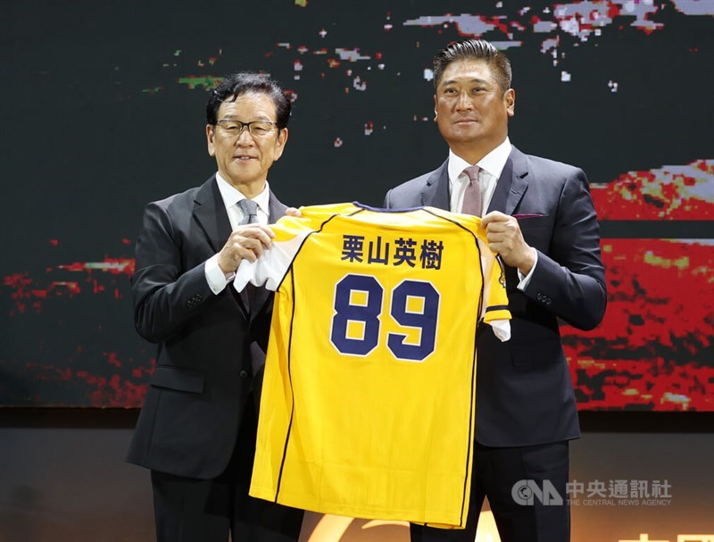 CTBC Charity Foundation Chair Jeffrey Koo Jr. (right) presents Japanese baseball legend Hideki Kuriyama (left) with a commemorative baseball jersey on Sunday. CNA photo May 17, 2026