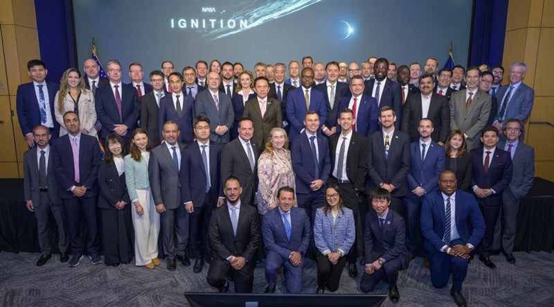 TASA Director-General Wu Jong-shinn (5th from left, 3rd row) poses with participants at an international partner program meeting held at NASA headquarters in late March. Photo courtesy of NASA