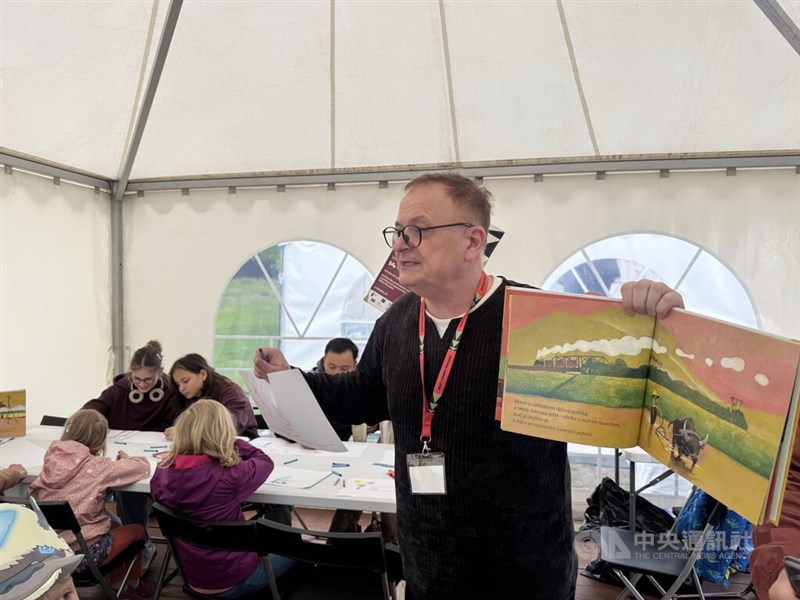 Tomáš Řízek (center) invites Czech children to draw their imagined versions of Taiwanese train stations at a workshop held Saturday at the Book World Prague fair. CNA photo May 19, 2026