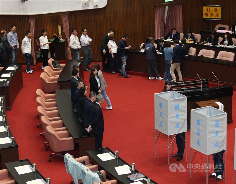 Lawmakers line up to collect ballots during a roll-call vote on a motion to impeach President Lai Ching-te at the Legislative Yuan on Tuesday. CNA photo May 19, 2026