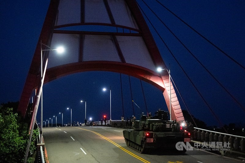 An M1A2T tank crosses a bridge in Hsinchu County during a combat readiness exercise early Wednesday. CNA photo May 20, 2026