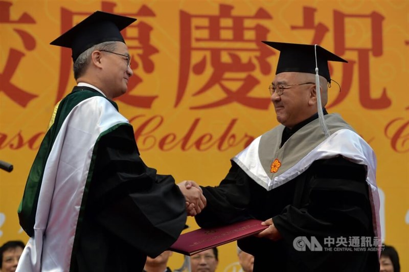 Then-NTU President Yang Pan-chyr (left) presents an honorary doctorate degree to Ruentex Group Chairman Samuel Yin at the 86th anniversary celebration of National Taiwan University (NTU) in 2014. CNA file photo