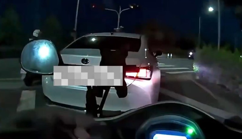Police from Taichung’s Dajia Precinct inspect an illegally parked vehicle and find the driver suspected of drug-impaired driving and possessing illegal drugs on Wednesday in Taichung. Photo courtesy of a private contributor