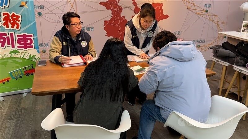 Foreign spouses who are victims of domestic violence are legally protected to remain in Taiwan. The photo shows foreign spouses handling Alien Resident Certificate (ARC) matters at a National Immigration Agency service center on Jan. 20, 2026. CNA file photo