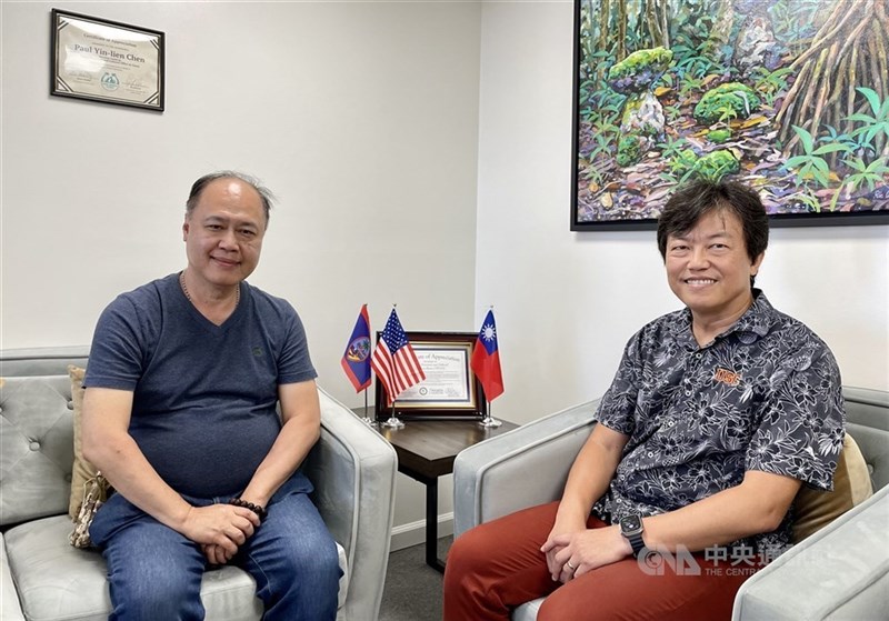 Former head of Taiwan's representative office in Guam, Paul Chen (right). CNA file photo for illustrative purposes