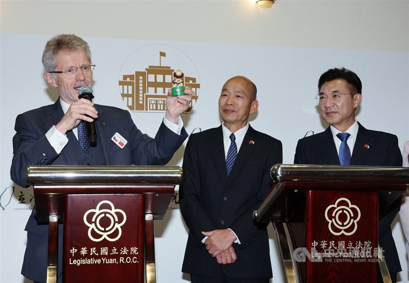 Visiting Czech Senate President Miloš Vystrčil (left) speaks alongside Legislative Speaker Han Kuo-yu (center) at a press event held at the Legislative Yuan on Monday. CNA photo June 1, 2026