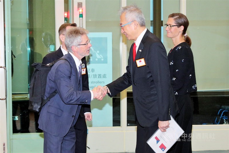 Taiwan's Deputy Foreign Minister François Wu greets Czech Senate President Miloš Vystrčil at the Taoyuan Airport on Monday. CNA photo June 1, 2026