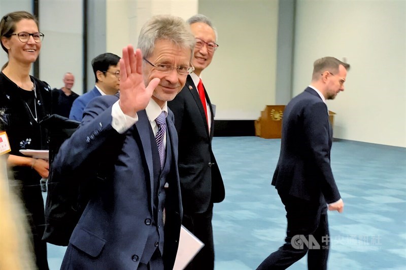 Czech Senate President Miloš Vystrčil greets Taiwanese reporters at the Taoyuan Airport on Monday. CNA photo June 1, 2026