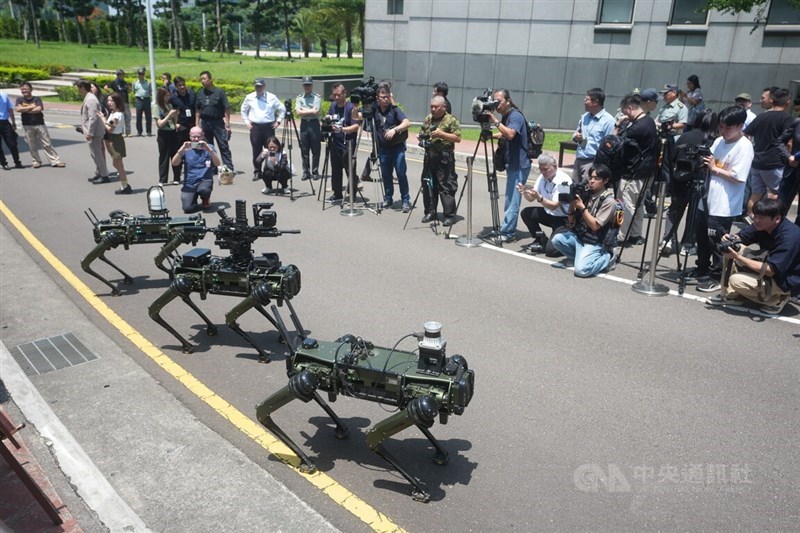 Reporters take photos of three military robot dogs unveiled by the NCSIST in Taipei on Tuesday. CNA photo June 2, 2026