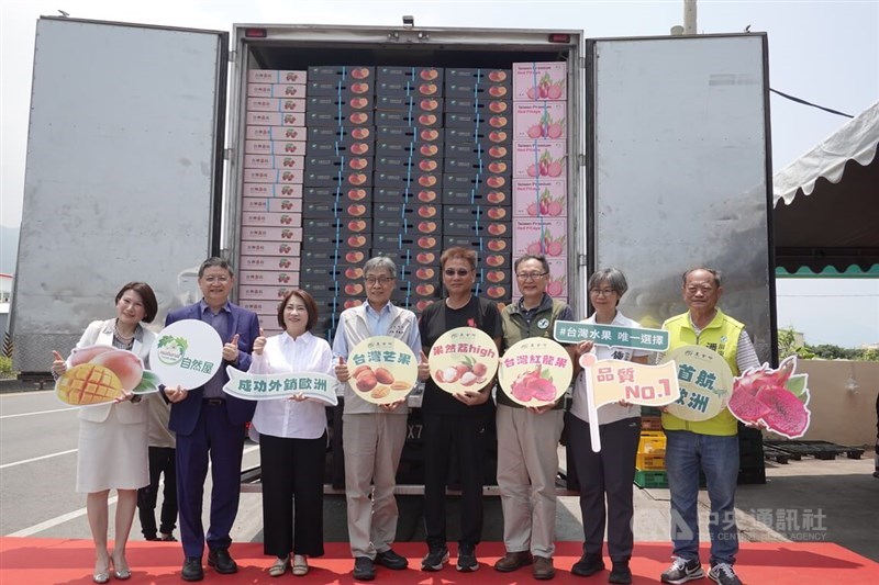 Officials pose for a photo at a ceremony in Pingtung County on Tuesday, marking the shipment of 6 metric tons of mangoes, lychees and dragon fruit to Europe. CNA photo June 2, 2026