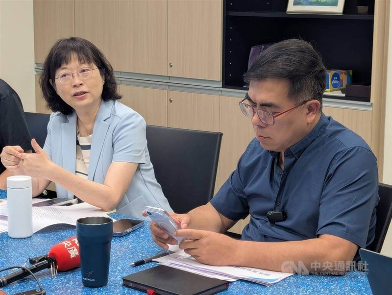 Climate Change Administration Director-General Tsai Lin-yi (left) and Environment Minister Peng Chi-ming present the results of Taiwan's first carbon fee collection on Wednesday in Taipei. CNA photo June 3, 2026