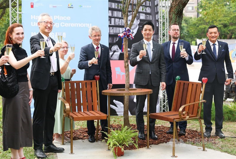 Taipei Mayor Chiang Wan-an (third right) and Czech Senate Speaker Miloš Vystrčil (fourth right) unveil Taiwan's first "Havel's Bench" at a ceremony held in Ta'an Park Wednesday, accompanied by other Taipei and Czech officials. CNA photo June 3, 2026