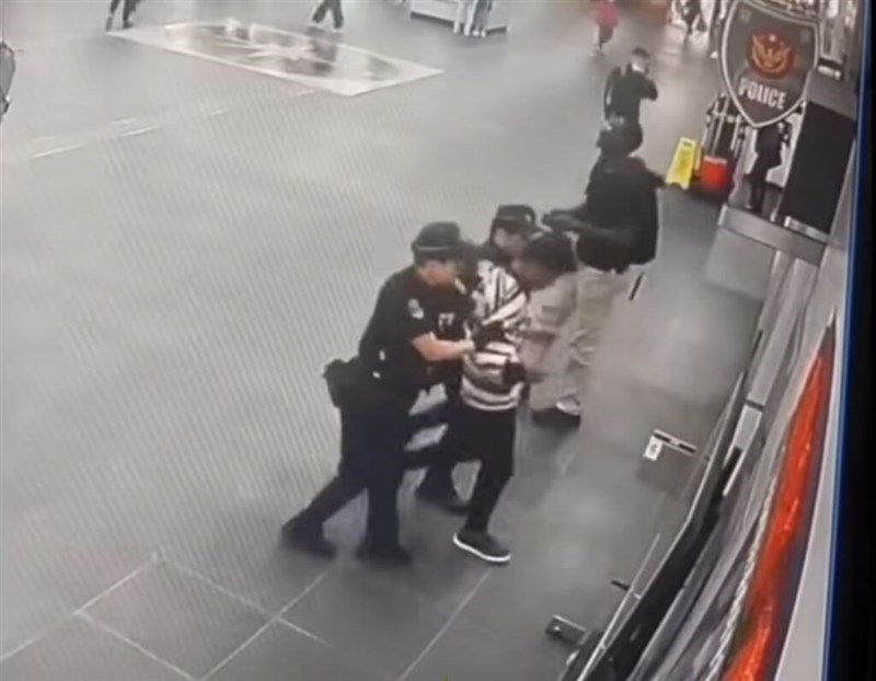 Officers from the Railway Police Bureau's Taipei Precinct take Lee into custody on April 25. Surveillance footage courtesy of local authorities