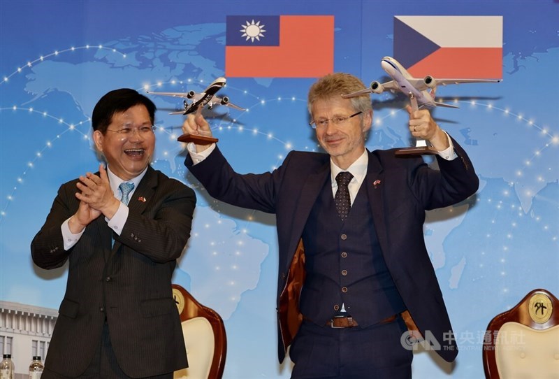Vystrčil (right) celebrates with Foreign Minister Lin Chia-lung (left) at a public event in Taipei on Thursday. CNA photo June 3, 2026