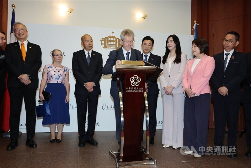 Vinšová (third left) and Vystrčil (fifth left) visit Taiwan's Legislature on Monday. CNA photo June 1, 2026
