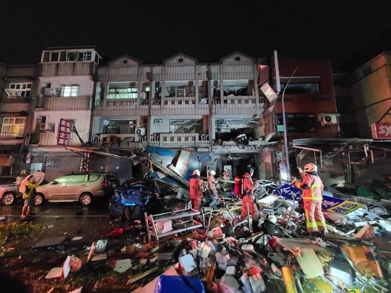 A view of Gaocui Road in Hsinchu City's East District early Tuesday. Photo courtesy of Hsinchu City Fire Department. 