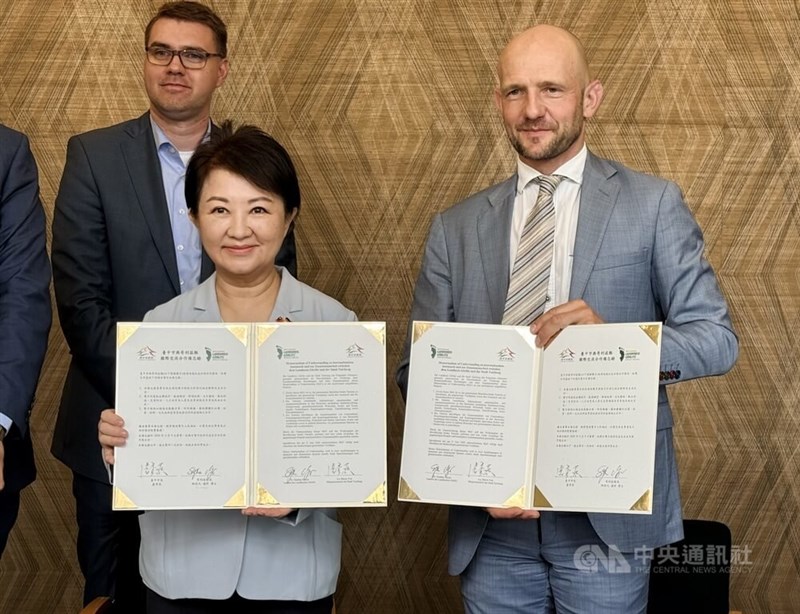 Taichung Mayor Lu Shiow-yen (left) and Görlitz District Administrator Stephan Meyer (right) sign a memorandum of understanding on friendly exchanges in Berlin on Tuesday. CNA photo June 10, 2026