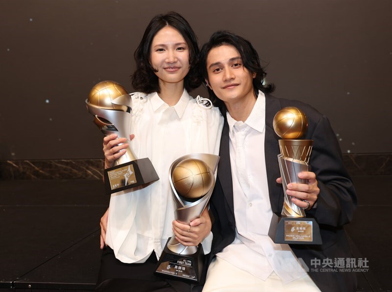 Taiwan basketball player Gao Jin-wei poses with his trophies and his girlfriend after the Taiwan Professional Basketball League's annual awards ceremony in Taipei on Wednesday. CNA photo June 10, 2026
