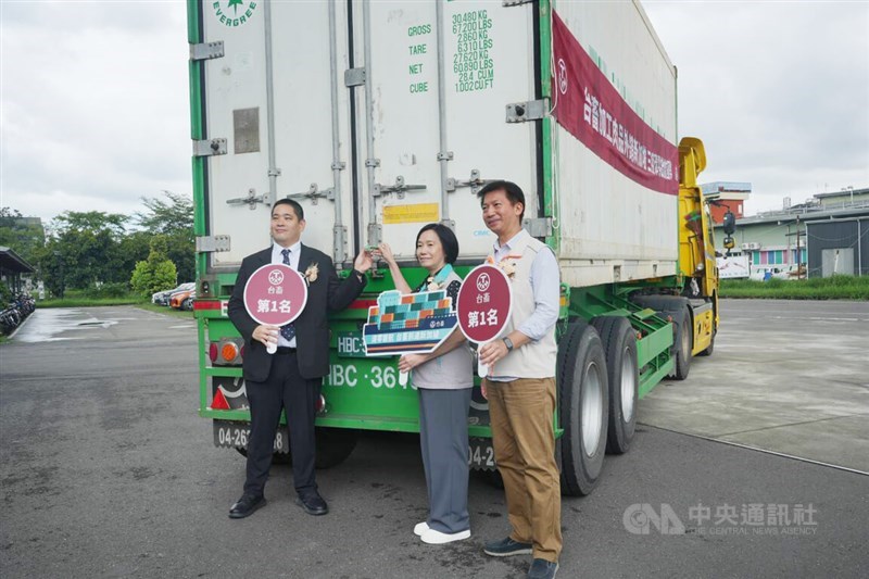 T-HAM Chairman Chang Hua-hsin (left), Deputy Agriculture Minister Tu Wen-jane (center) and Pingtung County Deputy Magistrate Huang Kuo-jung (right) pose for a photo at a container-sealing ceremony for a shipment of processed pork products bound for Singapore in Pingtung County on Thursday. CNA photo June 11, 2026