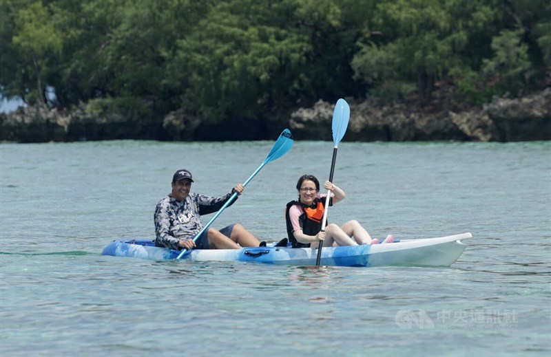 Vice President Hsiao Bi-khim (right) goes rafting with Surangel S. Whipps Jr. at a lagoon in Palau on Sunday. CNA photo June7, 2026