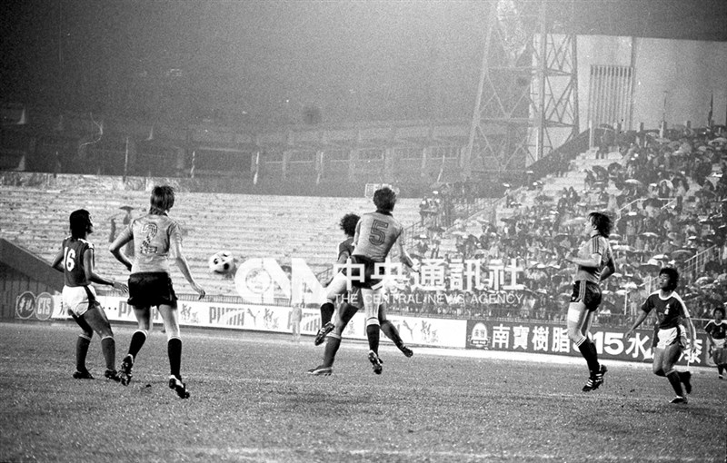 A match between Taiwanese and West German women’s football teams in the Women’s World Invitational Tournament at Taipei Municipal Stadium on Oct. 20, 1981. CNA file photo