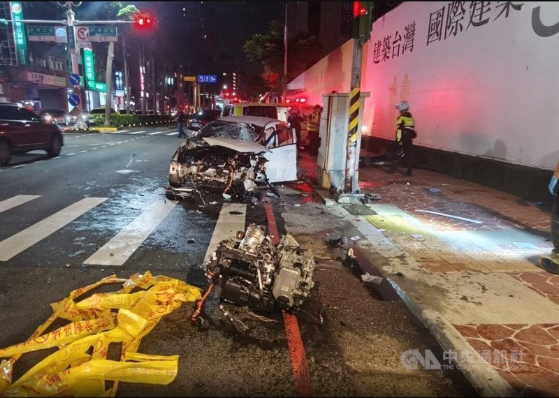 Chang crashes his car by Taoyuan's Min-Sheng General Hospital. Photo courtesy of local authorities