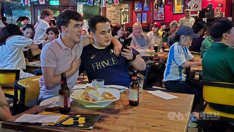 Viewers held each other tight during the match, with onion rings and beers, at a Taipei bar late Thursday. CNA photo June 12, 2026
