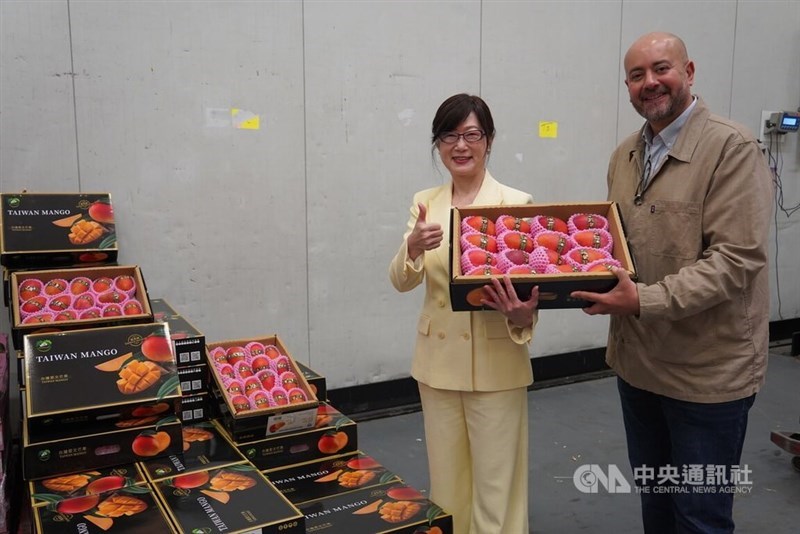 Taiwan's representative to France, Hao Pei-chih (left), presents Taiwan-grown mangoes to Bruno Chartier, head of France-based fruit importer Sun 7 Fruits, on Friday. CNA photo June 12, 2026