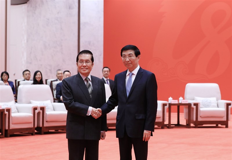 KMT Vice Chairman Chang Jung-kung (left) greets Wang Huning, a senior official of the Communist Party of China. Photo courtesy of the KMT