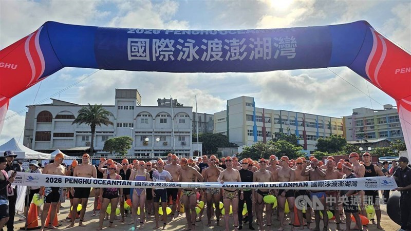 Swimmers pose for a photo before entering the water in Penghu County on Saturday. CNA photo June 13, 2026