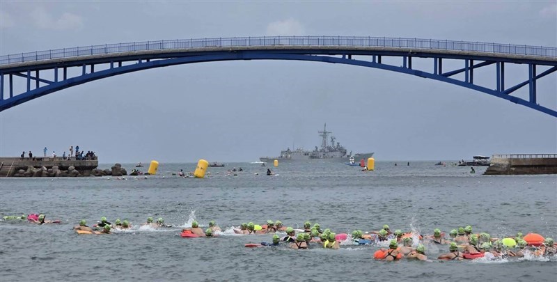 Swimmers enter the water in Penghu County on Sunday. CNA photo June 14, 2026