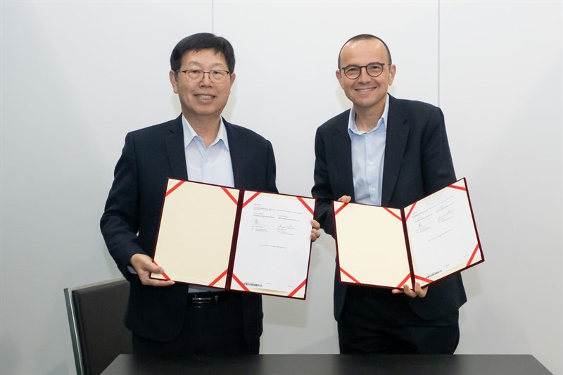 Hon Hai Precision Industry Co. Chairman Young Liu (left) and Schneider Electric CEO Olivier Blum. Photo courtesy of Hon Hai Precision Industry Co.