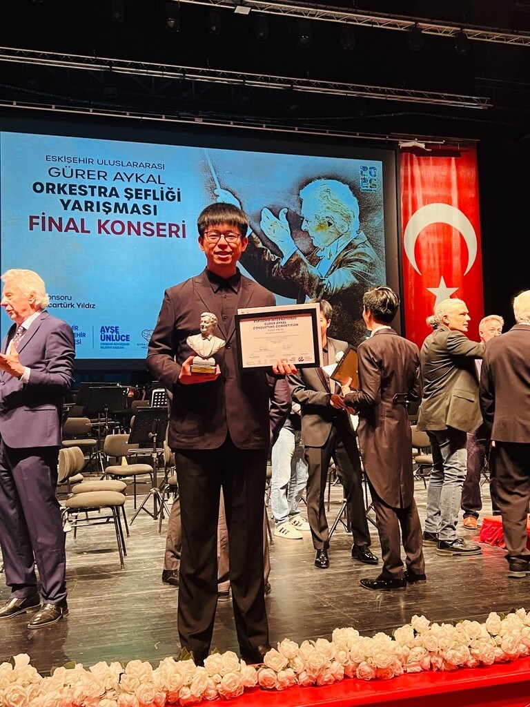 Taiwan's Chen Wei-chung wins first prize at the inaugural Eskişehir International Gürer Aykal Conducting Competition in Turkey on Sunday. Photo courtesy of the National Symphony Orchestra