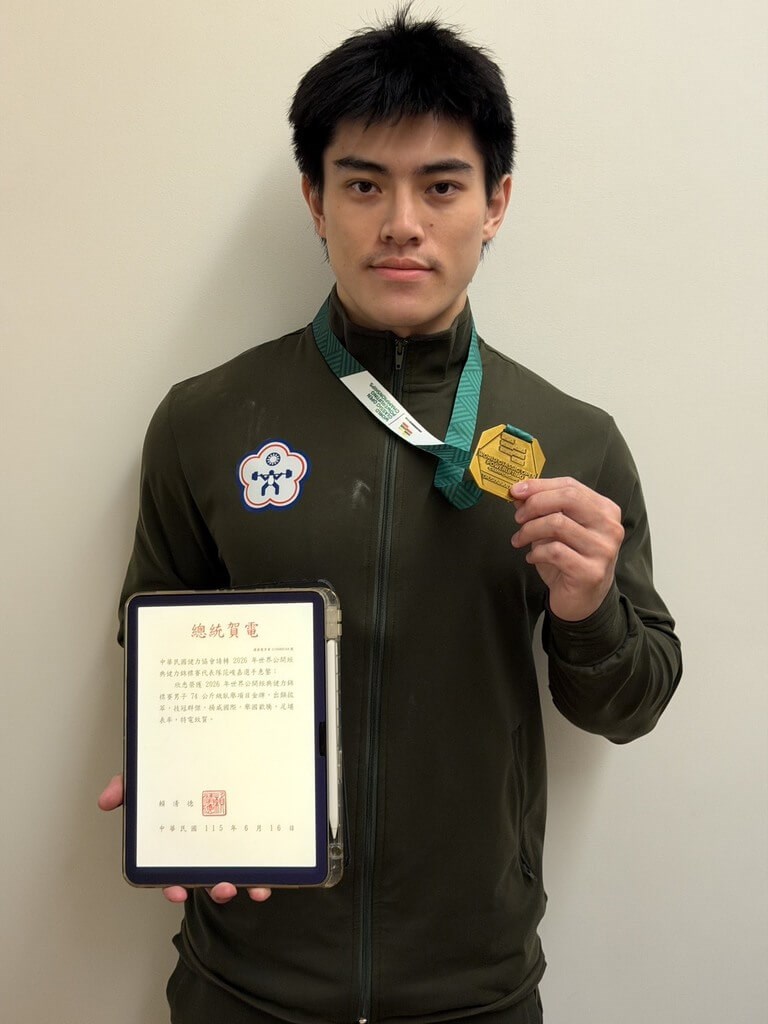 Taiwanese powerlifter Fan Chun-chia shows his gold medal and a congratulatory message from President Lai Ching-te after winning at the 2026 International Powerlifting Federation (IPF) World Classic Open Powerlifting Championships in Lithuania on Monday (local time). Photo courtesy of the Ministry of Sports